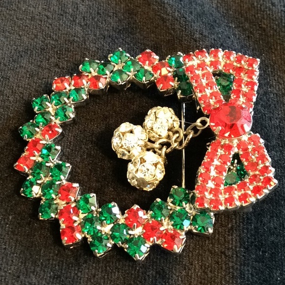 Vintage New Christmas Wreath Brooch w/3 Dangles - Picture 4 of 4